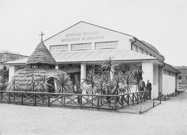 Pavillon Deutsche Kolonien  Deutschtum im Auslande auf der Bugra in Leipzig, 1914. Davor eine indigene Kirche und ein Garten mit Heilkrutern Afrikas