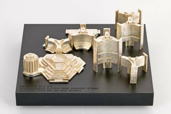 Johann Staber: Internationaler Amtssitz und Konferenzzentrum Wien UNO-City, Bruno-Kreisky-Platz 1, Wien 22, Wien, 19681987, Prsentationsmodell in Geschenkbox