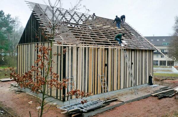 gaupenraub +/-, Alexander Hagner, Ulrike Schartner: VinziRast am Land, Alland, Niedersterreich, 20192022. Der ber 100 Jahre alte Holzstadl wurde im Kamptal abgebaut, von Schler*innen der HTL-Mdling in der VinziRast am Land wieder zusammengebaut und dient 200 Hhnern als Stall.