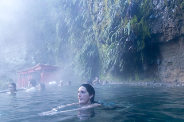 Der Pool Ana Maria in den Geometric Hot Springs im Villarrica National Park in Chile.