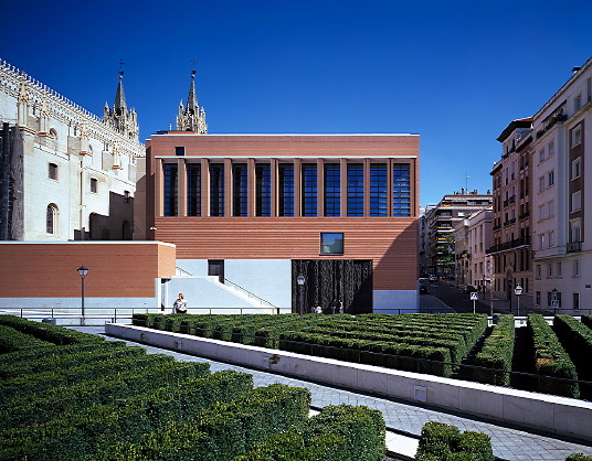 Rafael Moneos Museumsanbau in Madrid erffnet