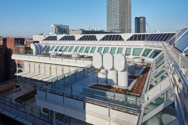 Krebszentrum in London von Scott Tallon Walker und Edward Williams Architects