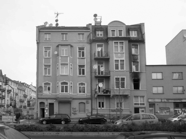 Die beiden Bestandsbauten wurden saniert. Links und rechts entstand jeweils ein Neubau.