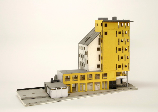 Modell eines Wohn- und Geschftshauses mit Kinos von Otto Steidle, Mnchen 1994-1999.