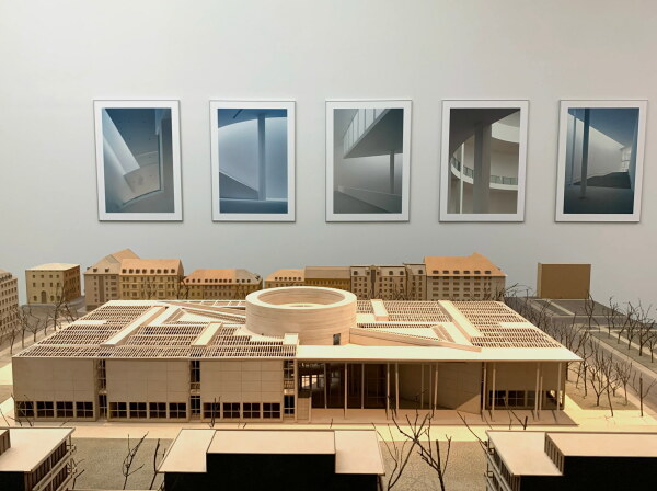 Ausstellungsansicht mit Modellen sowie Fotografien von Zooey Braun