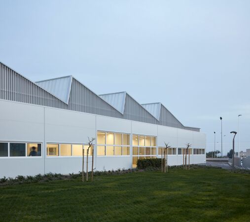 Fabrikerweiterung in Alicante von Estudio Alberto Burgos