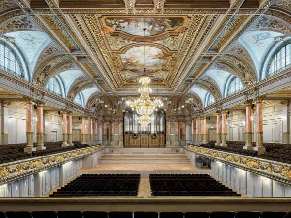 Die groe Tonhalle von 1895. Die Stuckmarmorsulen sind freigelegt, Orgel und Orchesterpodium wie auch die Sitzpolster sind neu.