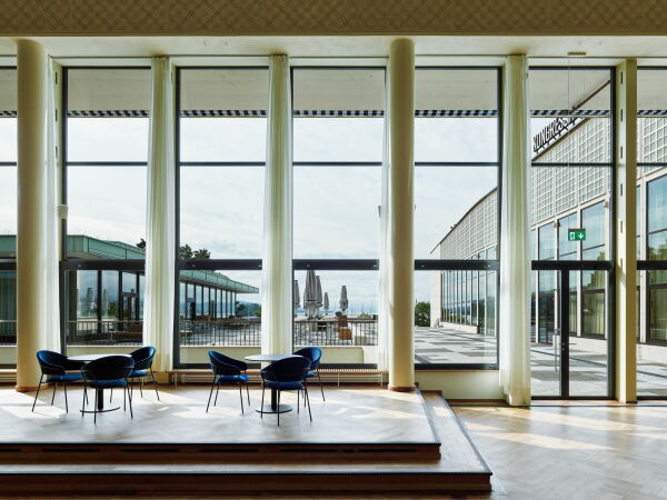 Blick aus dem Konzertfoyer ber die Terrasse auf den See und die Alpen. Rechts die Fassade des Kongresssaals, links der neue Restaurant-Pavillon.