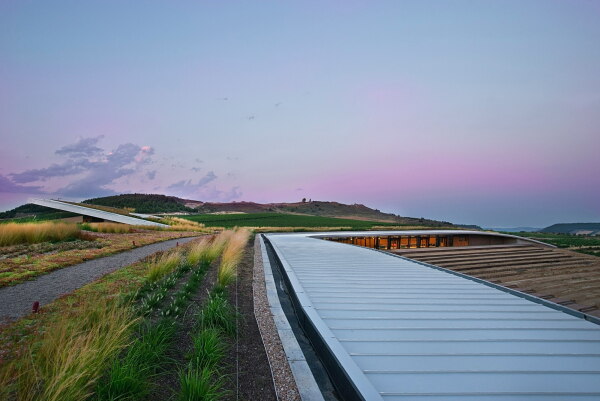 Weinkellerei von IDOM im spanischen Ollauri