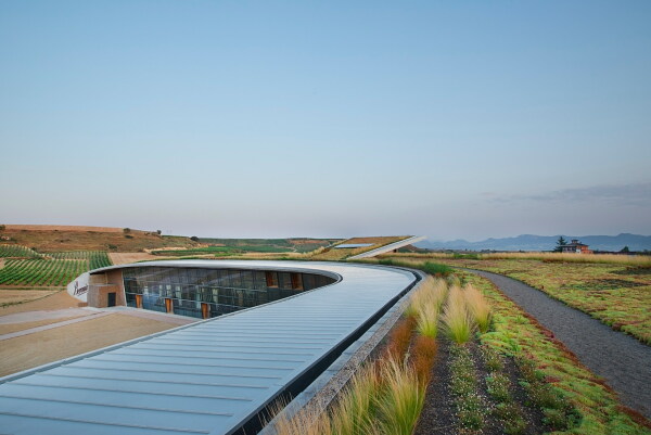Weinkellerei von IDOM im spanischen Ollauri