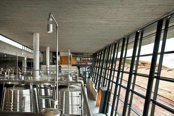 Weinkellerei von IDOM im spanischen Ollauri