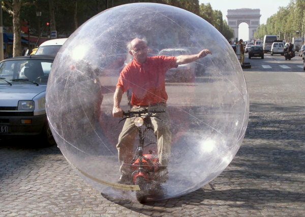 Mllers Fahrt auf dem E-Roller Ballon transparent durch das Stadtzentrum von Paris, anlsslich des Weltumwelttages, 2001