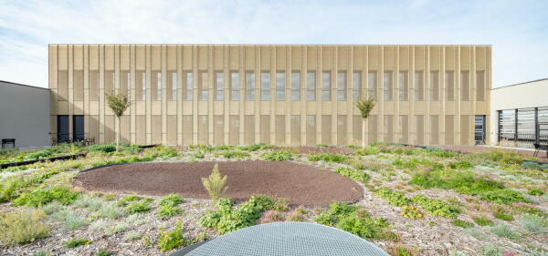 Eisenbahnbetriebszentrum von Scape Architecture bei Paris