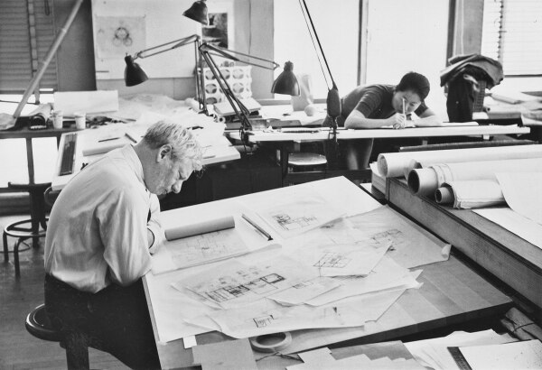 Louis Kahn in seinem Bro im Oktober 1960, fotografiert von George Pohl