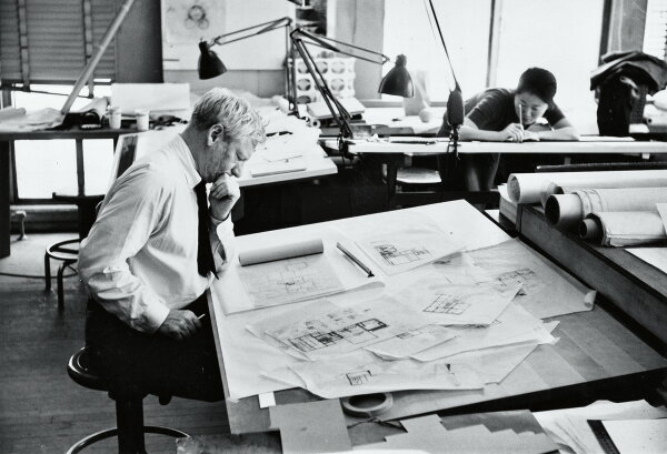 Louis Kahn in seinem Bro im Oktober 1960, fotografiert von George Pohl