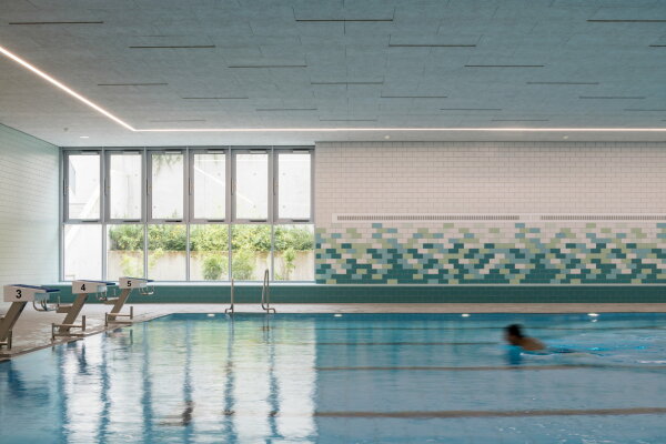 Schulbau mit Sport- und Schwimmhalle von Balda Architekten