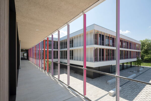 Schulbau mit Sport- und Schwimmhalle von Balda Architekten