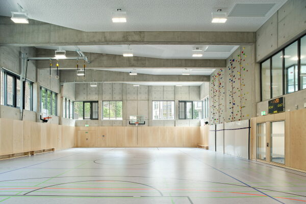 Schulsporthalle von Trapez Architektur in Frankfurt am Main