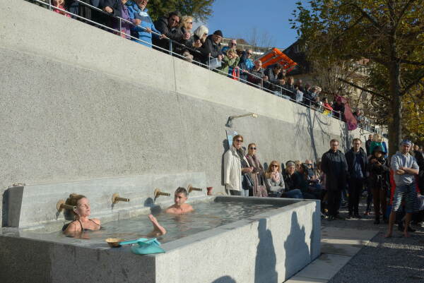 Erffnung des Heissen Brunnens im Stadtviertel Ennetbaden, initiiert vom Badener Verein Bagni Popolari