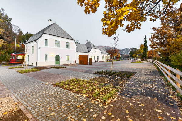 Bahnhofsplatz in Klobenstein-Ritten von Roland Baldi Architects