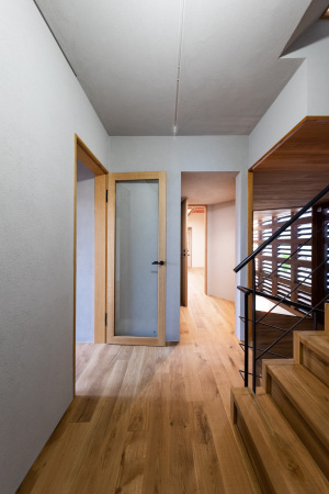 Galerie und Wohnhaus von Kompas Architects