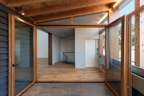 Galerie und Wohnhaus von Kompas Architects