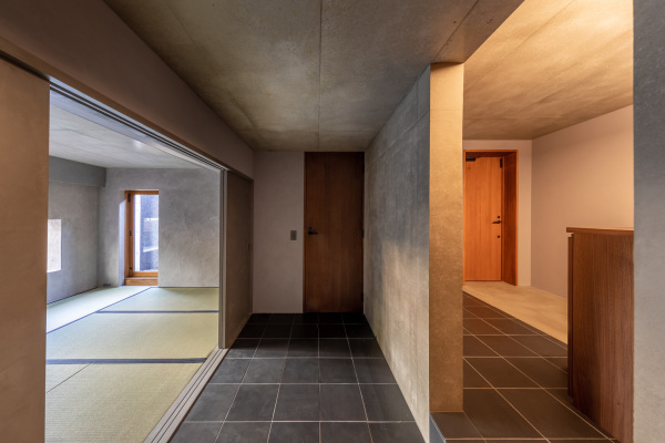 Galerie und Wohnhaus von Kompas Architects