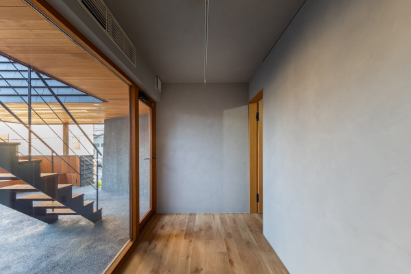 Galerie und Wohnhaus von Kompas Architects