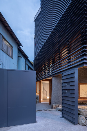 Galerie und Wohnhaus von Kompas Architects