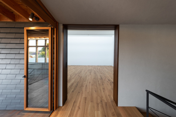 Galerie und Wohnhaus von Kompas Architects