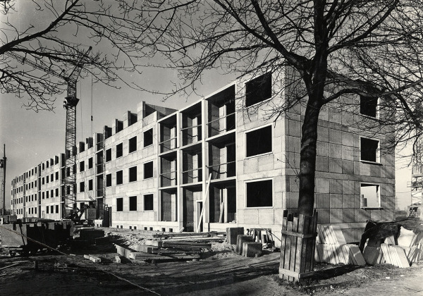 Bau eines Wohnblocks in Groblockbauweise in Berlin-Karlshorst, 1957