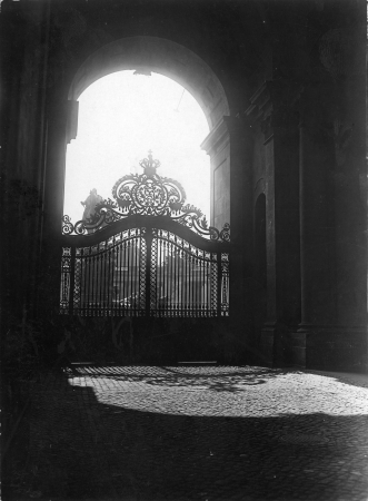 Blick vom westlichen Schlosshof durch das groe Tor des Eosanderportals, 1929