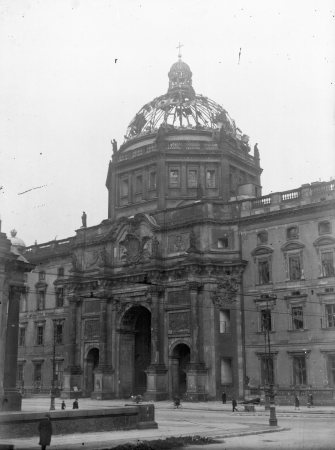 Hauptportal und Schlosskuppel, Februar/Mrz 1945