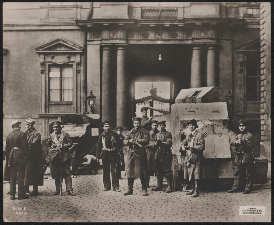 Revolutionre Matrosen und Soldaten mit einem Panzerwagen im Hof des Schlosses, November 1918