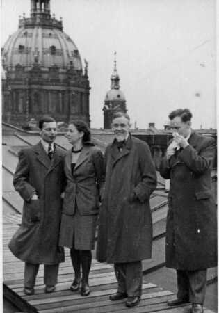 Mitarbeiter des Kaiser Wilhelm Instituts für ausländisches öffentliches Recht und Völkerrecht auf dem Dach des Schlosses, Ende der 1930er Jahre