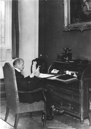 Max Planck, 1930 bis 1937 Prsident der Kaiser-Wilhelm-Gesellschaft, in seinem Arbeitszimmer im Berliner Schloss, 1932