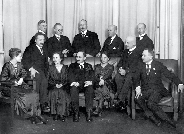 Liese Meitner (3. v. r.) mit Berliner Kolleginnen und Kollegen, darunter Albert Einstein (2. v. l.) und Otto Hahn (sitzend rechts), 1921