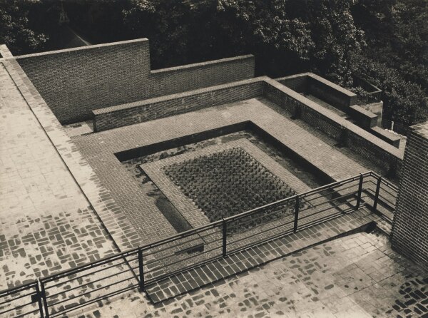 Blick von einer der Terrassen im ersten Stock auf den Senkgarten mit quadratischem Grundriss, Foto ca. 1927