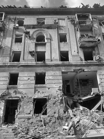 Die Stadt Mariupol liegt im Verwaltungsbezirk Donezk in der stlichen Ukraine. Laut Angaben der Stadtverwaltung ist 90% der Infrastruktur vernichtet, 40% der Bauten knnen nicht wiederaufgebaut werden. Die Wohnbauten aus den 1950er Jahren in der Stadtmitte wurden bei den Angriffen im Mrz 2022 zerstrt.