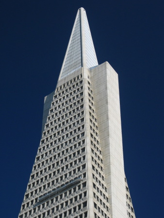 Natursteinplatten, rund 3000 Fenster sowie eine aluminiumbekleidete Spitze bilden die Auenhlle der Transamerica Pyramid in San Francisco, Foto: Daniel Schwen/Wikimedia CC BY-SA 2.5