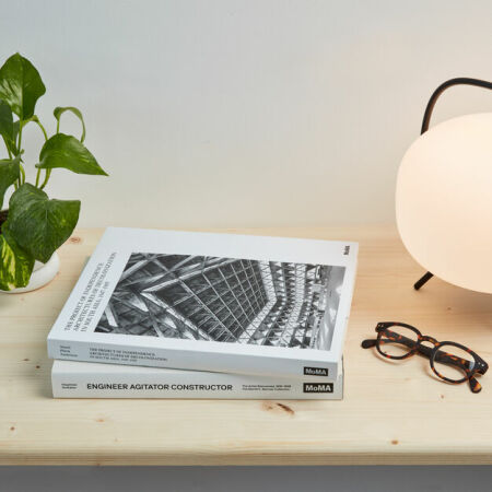 The Project of Independence: Architectures of Decolonization in South Asia, 1947�1985, herausgegeben vom Museum of Modern Art, New York, 2022.