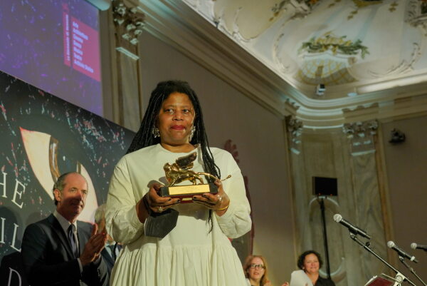 Leigh wurde von der Jury mit dem Goldenen Lwen fr den besten Beitrag in der Hauptausstellung ausgezeichnet. Sie bespielt auerdem den amerikanischen Pavillon.