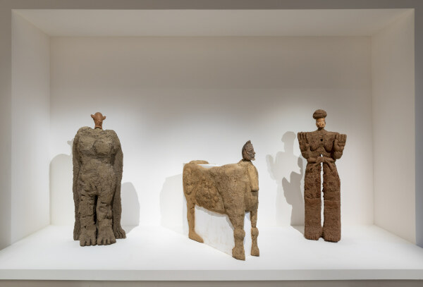 Ali Cherri setzt sich auf verschiedenen Ebenen mit dem Material Lehm auseinander. Praktisch: Manche seiner Skulpturen bringen den Sockel gleich mit.