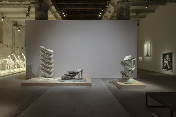 Jes Fan experimentiert mit Glas und Harz, seine Skulpturen beschftigen sich unter anderem mit der Beschrnkung des Lebens auf Innenrume whrend der Pandemie.