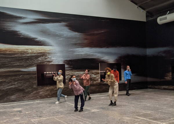 Ebenfalls eine gelungene Konstellation: Eine Performance von Alexandra Pirici in einem Setting von Louise Lawler. Lawler, Jahrgang 1946, verzerrt Katzenfotos zu landschaftsartigen Bildern. Darauf hngt sie Fotografien einer Donald Judd-Ausstellung im Dunkeln. Klingt wild, berrascht aber mit einer ganz eigenen Schnheit.
