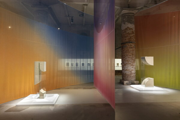 Kapwani Kiwangas Arbeit wirkt auf den ersten Blick sehr dekorativ. Aber es geht um ernsthafte Themen wie die Zerstrung der Umwelt durch Fracking.