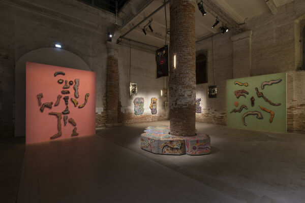 Sehenswert in jedem Fall auch die Bilder von Kerstin Brtsch, die sich in einer ganz eigenen Technik mit verschiedenen Ausdrucksweisen des Krpers beschftigt.