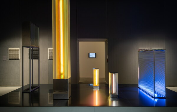 Die dritte Zeitkapsel mit dem Titel Technologies of Enchantment gehrt zu den spannendsten Rumen der Biennale. Auf dem Sochel Arbeiten von Laura Grisi und Nanda Vigo, an der Wand von Dadamaino.