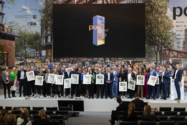 Die Beteiligten der 21 Ausgezeichneten Projekte des Polis Award 2022 auf der Messe in Dsseldorf am 27. April
