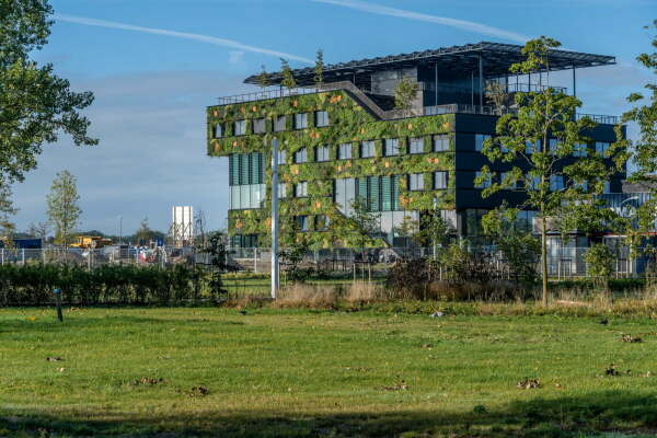Aeres Hochschule mit begrnter Fassade